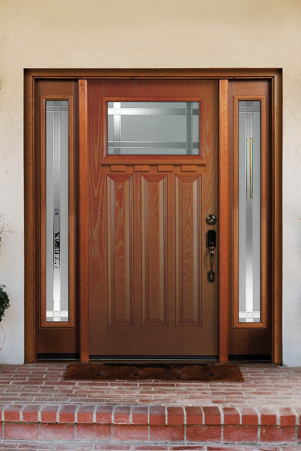 Une porte d'entrée avec inserts en verre Riverton sur une dalle de porte en fibre de verre.