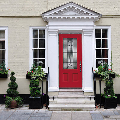 Une porte résidentielle rouge coloniale