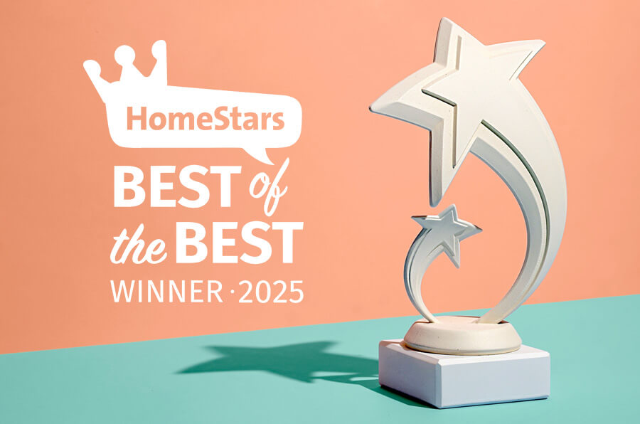 Un trophée blanc avec deux étoiles sur un fond sarcelle et pêche, à côté d’un texte qui dit « Lauréat HomeStars Best of the Best 2025 » avec un logo de couronne au-dessus du mot HomeStars — une célébration de l’excellence en portes et fenêtres.