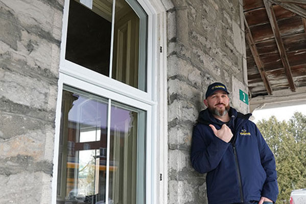 Un représentant commercial de Verdun admire le travail de son équipe d'installation sur une fenêtre nouvellement remplacée.