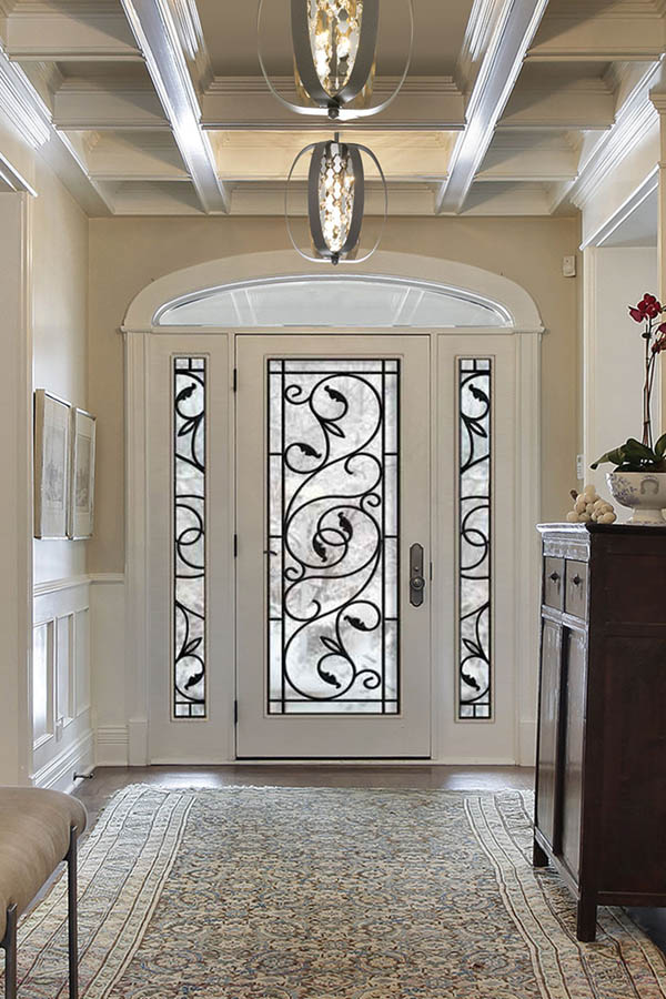 Une vue intérieure d'une porte d'entrée blanche avec des inserts en verre Brela sur une dalle de porte plate.