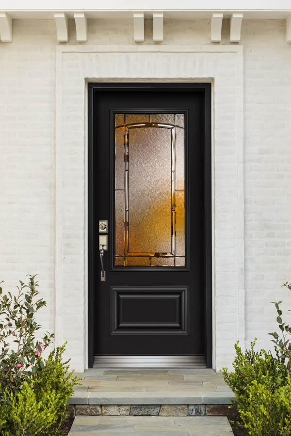 Une porte d'entrée noire avec des inserts en verre Concord sur une dalle de porte Orleans.