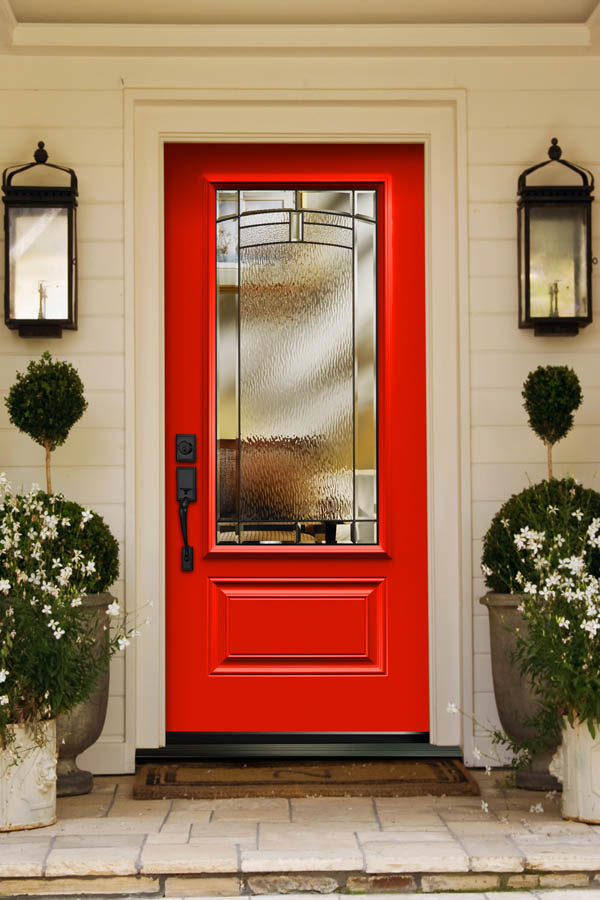 Une porte d'entrée rouge avec des inserts en verre Pine Valley sur une dalle de porte Orléans.