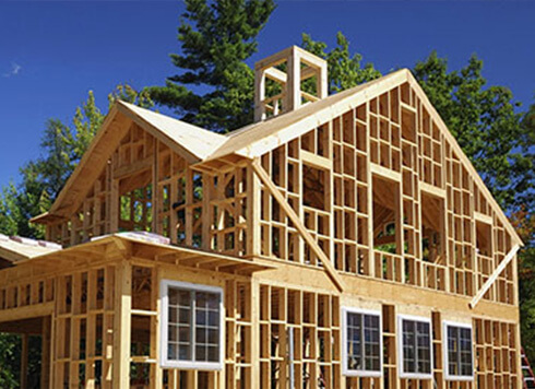 Une nouvelle maison à construire avec des fenêtres personnalisées et remplacées