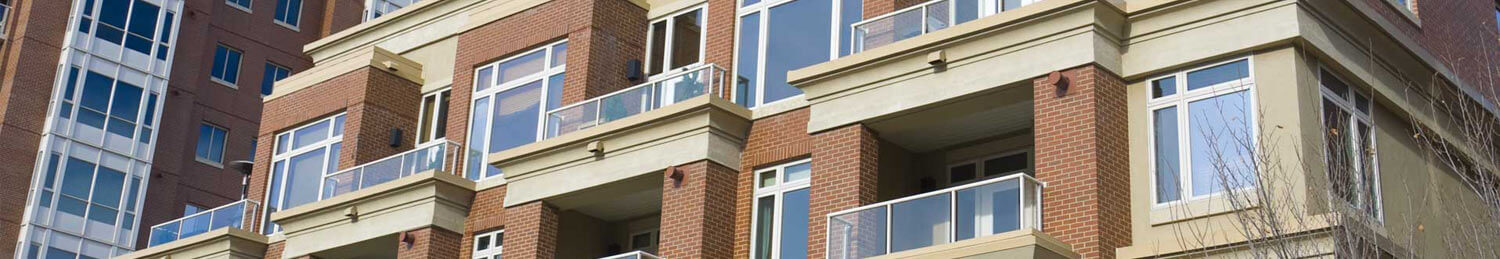 Fenêtres d’immeubles en copropriété installées à Ottawa, en Ontario.
