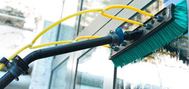 A Verdun water-fed pole cleaning a residential window.